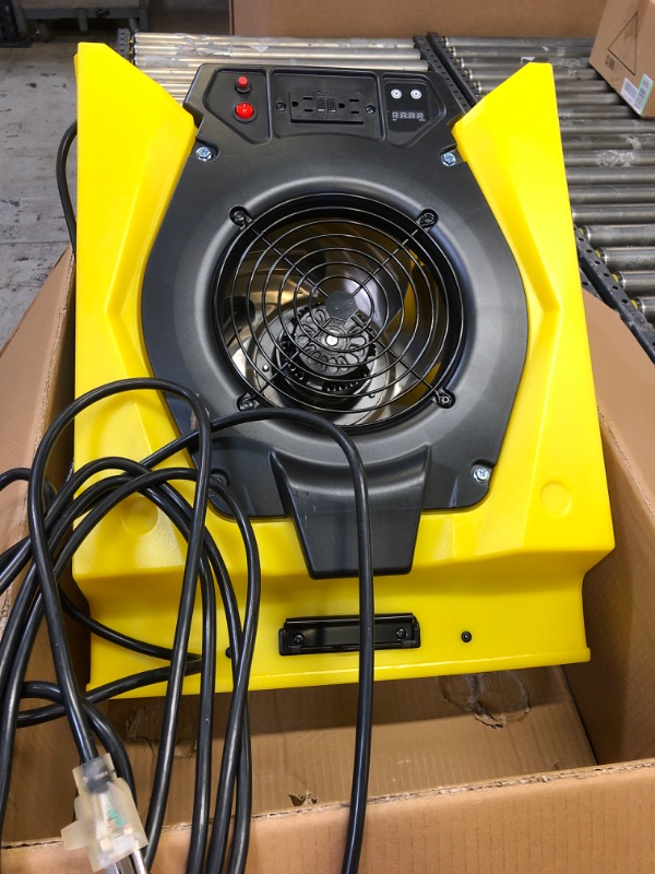Photo 2 of AlorAir Zeus 900 Air Mover Commercial Blower for Carpets, Walls, Plumbing Use, Variable Speed Floor Blower Fan, 950 CFM with 1.8 Amps,Circuit Breaker Protection,on-Board Duplex GFCI, Yellow
OUT OF BOX 