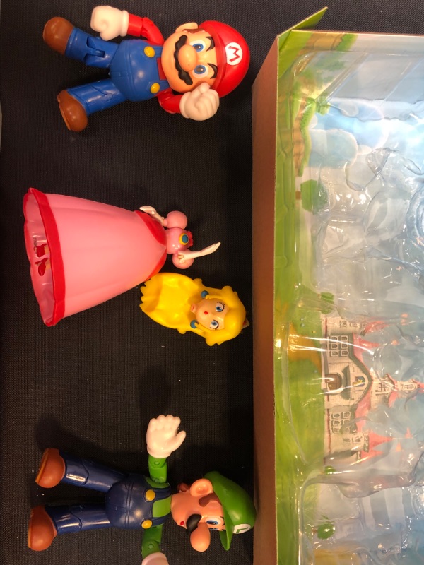 Photo 3 of SUPER MARIO Nintendo Mushroom Kingdom Diorama Figure 3-Pack PRINCESS HEAD BROKEN AT NECK 
