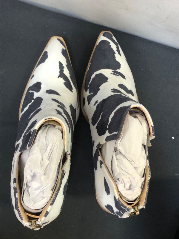 Photo 4 of WOMENS SHOES SIZE 8.5 BOOTS WHITE AND BLACK ANIMAL PRINT 