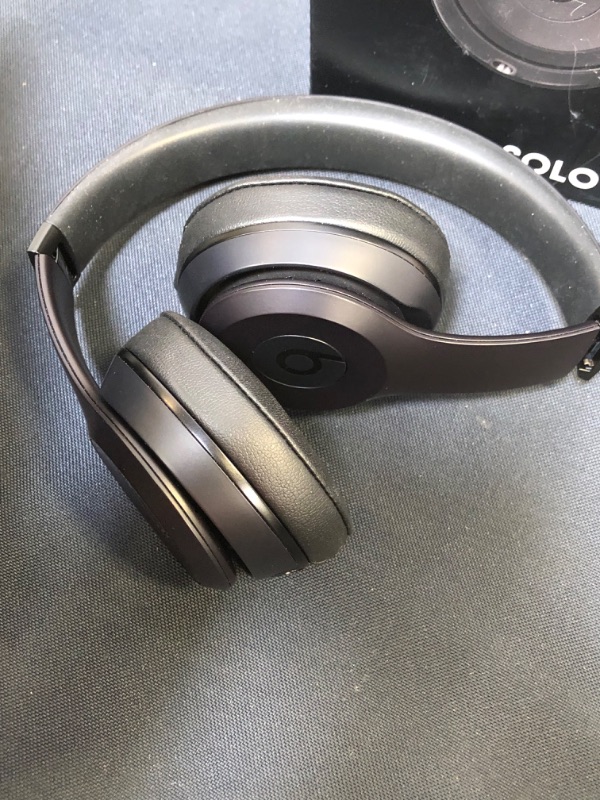 Photo 5 of Beats Solo3 Wireless On-Ear Headphones - Apple W1 Headphone Chip, Class 1 Bluetooth, 40 Hours of Listening Time, Built-in Microphone - Black (Latest Model) USED  - RIGHT HEADPHONE IS NONFUNCTIONAL / LEFT HEADPHONE WORKS PERFECT - MISSING CHARGER 
