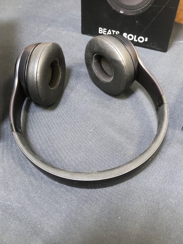 Photo 11 of Beats Solo3 Wireless On-Ear Headphones - Apple W1 Headphone Chip, Class 1 Bluetooth, 40 Hours of Listening Time, Built-in Microphone - Black (Latest Model) USED  - RIGHT HEADPHONE IS NONFUNCTIONAL / LEFT HEADPHONE WORKS PERFECT - MISSING CHARGER 
