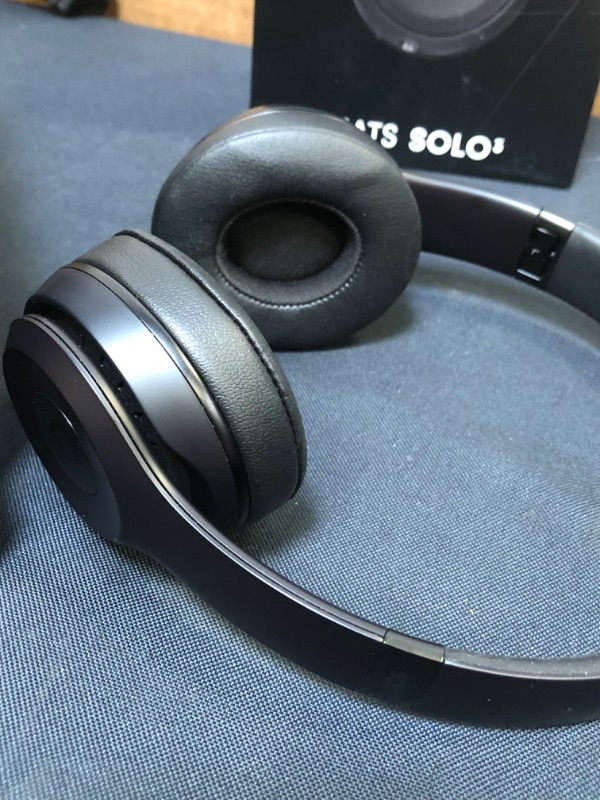 Photo 4 of Beats Solo3 Wireless On-Ear Headphones - Apple W1 Headphone Chip, Class 1 Bluetooth, 40 Hours of Listening Time, Built-in Microphone - Black (Latest Model) USED  - RIGHT HEADPHONE IS NONFUNCTIONAL / LEFT HEADPHONE WORKS PERFECT - MISSING CHARGER 
