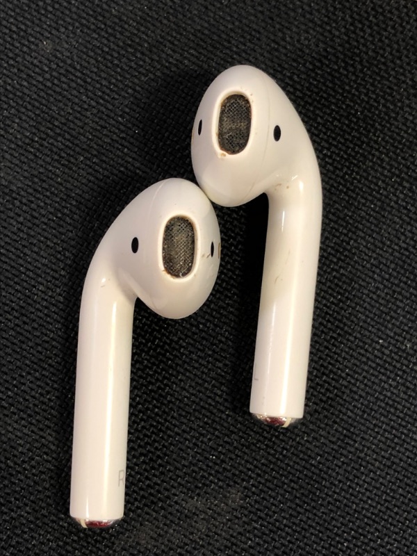 Photo 4 of Apple AirPods (2nd Generation) [ NOT IN CORRECT BOX ] [ extremely USED AND DIRTY ] UNDER BLUETOOTH NAME " DERRICKS AIRPODS #2 "
