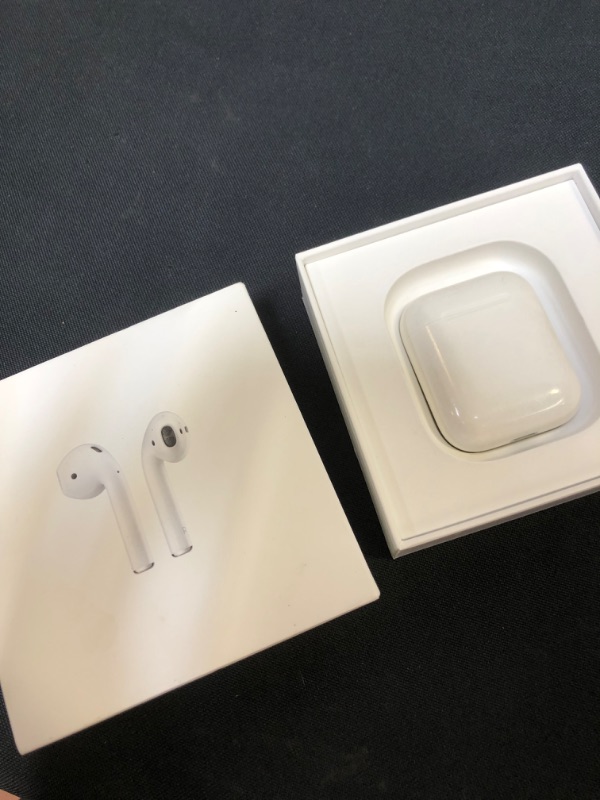 Photo 1 of Apple AirPods (2nd Generation) [ NOT IN CORRECT BOX ] [ extremely USED AND DIRTY ] UNDER BLUETOOTH NAME " DERRICKS AIRPODS #2 "
