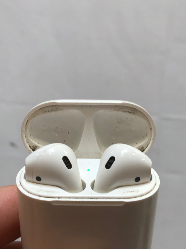 Photo 3 of Apple AirPods (2nd Generation) [ NOT IN CORRECT BOX ] [ extremely USED AND DIRTY ] UNDER BLUETOOTH NAME " DERRICKS AIRPODS #2 "
