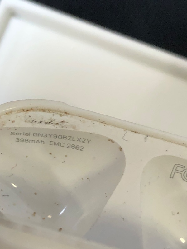 Photo 1 of Apple AirPods (2nd Generation) [ NOT IN CORRECT BOX ] [ extremely USED AND DIRTY ] UNDER BLUETOOTH NAME " DERRICKS AIRPODS #2 "
