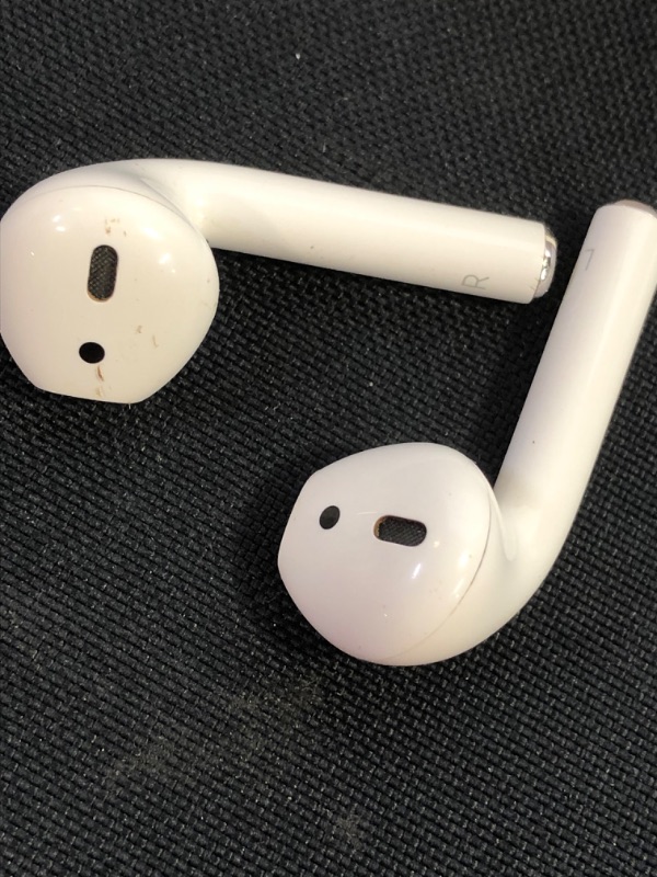 Photo 5 of Apple AirPods (2nd Generation) [ NOT IN CORRECT BOX ] [ extremely USED AND DIRTY ] UNDER BLUETOOTH NAME " DERRICKS AIRPODS #2 "
