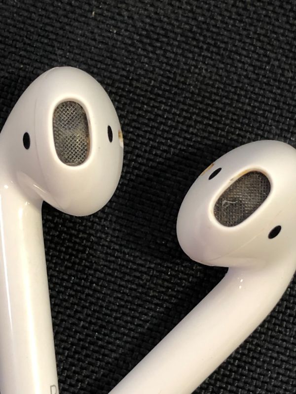 Photo 7 of Apple AirPods (2nd Generation) dirty from usage / missing charger / under Bluetooth name " Kamal Bhatias Airpods "
