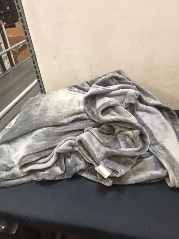 Photo 1 of Bedsure size king blanket ( grey ) 