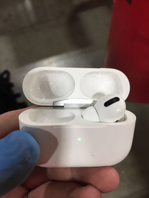 Photo 2 of APPLE AIRPODS PRO WIRELESS EARBUDS WITH MAGSAFE CHARGING CASE. ACTIVE NOISE CANCELLING, TRANSPARENCY MODE, SPATIAL AUDIO, CUSTOMIZABLE FIT, SWEAT AND WATER RESISTANT. BLUETOOTH HEADPHONES FOR IPHONE- missing left bud 
