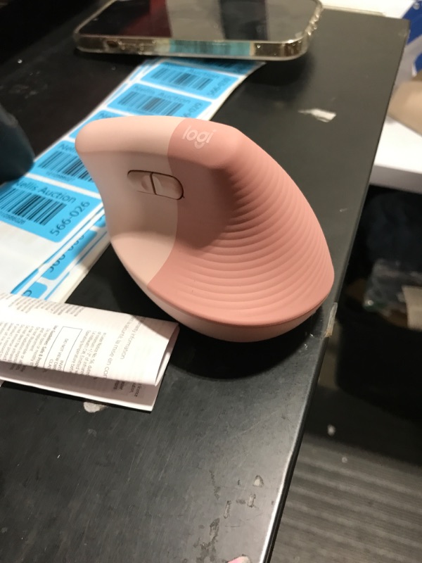 Photo 3 of Logitech Lift Ergo Mouse - Rose
