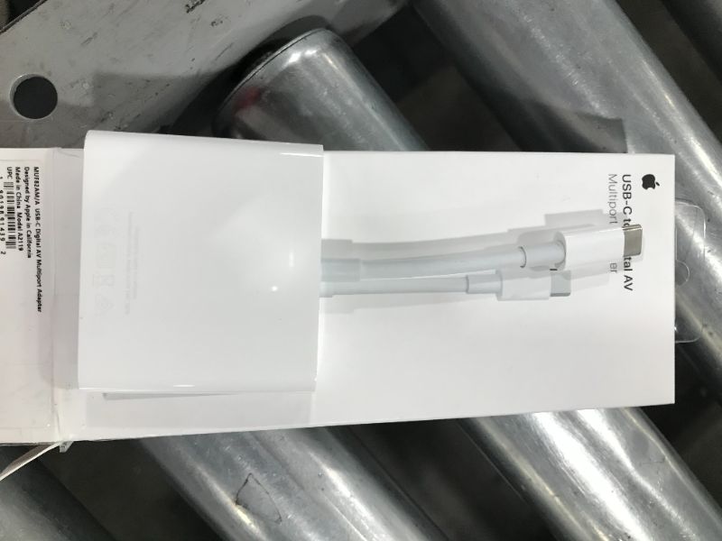 Photo 2 of Apple MUF82AM/a USB-C Digital AV Multiport Adapter (1506668)
