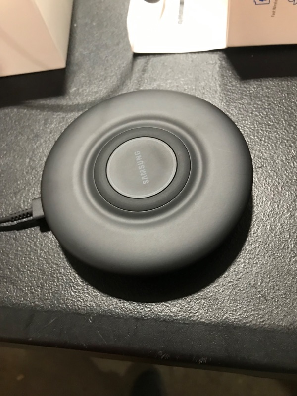 Photo 2 of Samsung Qi Certified Fast Charge Wireless Charger Pad, 2019 Edition - US Version (500099)
