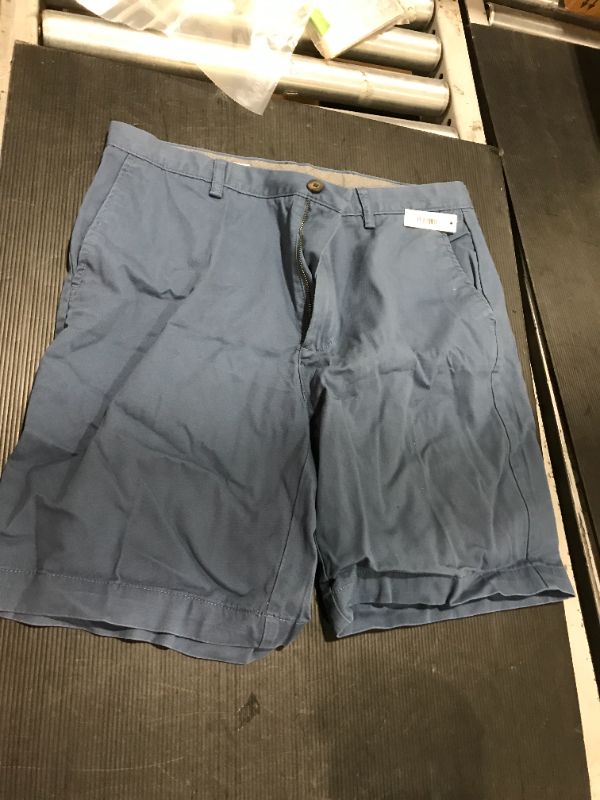 Photo 2 of Amazon Essentials Men's Classic-Fit 9" Short SZ 36