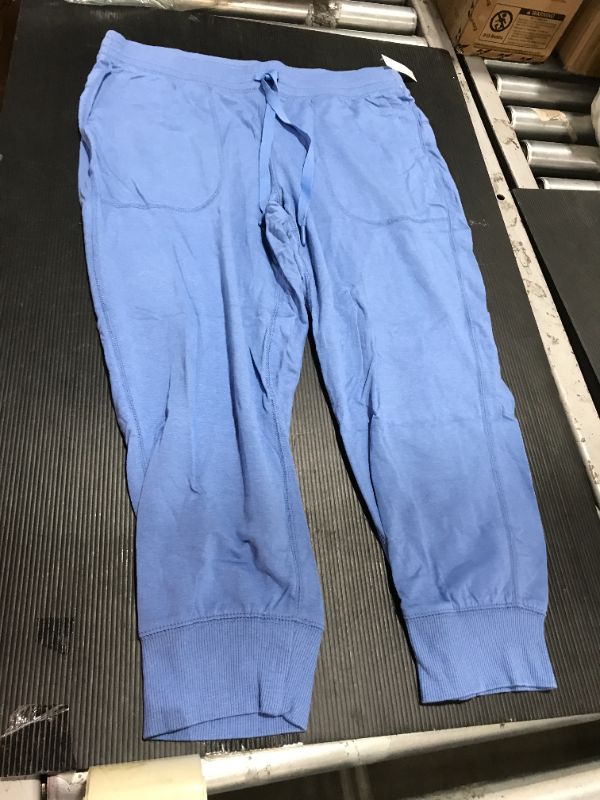 Photo 2 of Amazon Essentials Women's Relaxed-Fit Studio Terry Capri Jogger Pant SZ M
