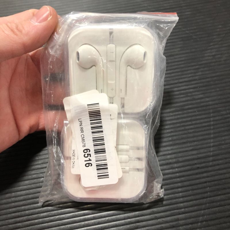 Photo 2 of Headphones/Earphones/Earbuds/Headsets 3.5mm Wired Headphones Noise Isolating Earphones with Built-in Microphone & Volume Control Compatible with iPhone 6 SE 5S 4 iPod iPad/Android MP3/4-White(2 Pack) 