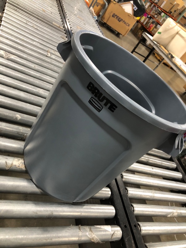 Photo 2 of 17 INCH BRUTE TRASH CAN