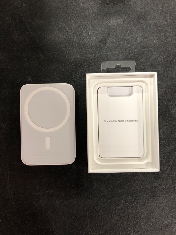 Photo 3 of Apple MagSafe Battery Pack [White]