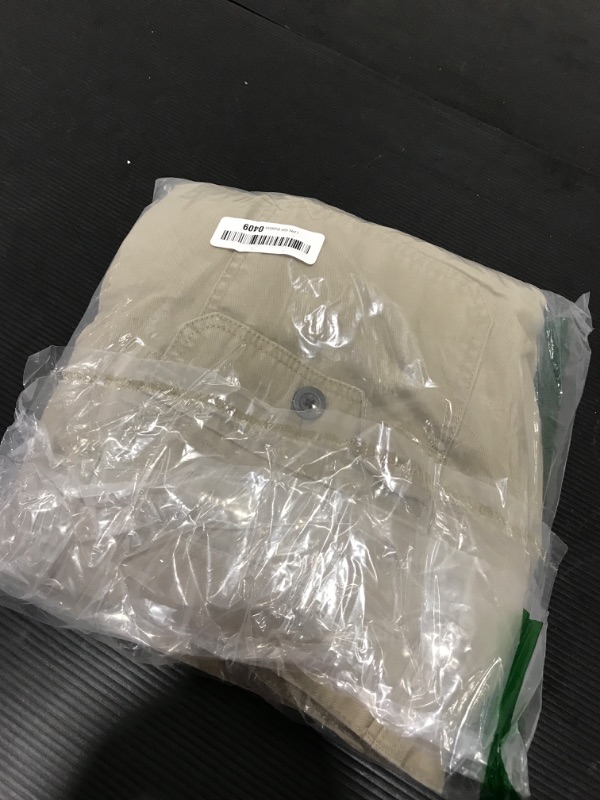 Photo 1 of Amazon Essentials Men's Classic-Fit 10” Cargo Short- 40 