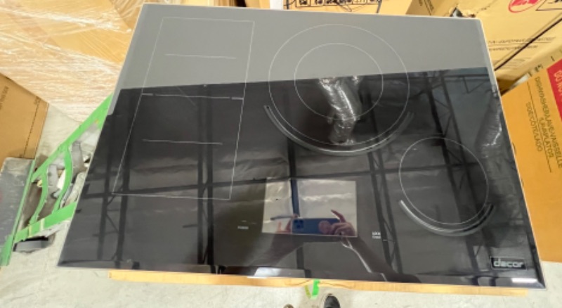 Photo 4 of 30 inch Induction Cooktop - Contemporary MODEL: DTI30M977BB
 +++ ITEM IS OUT OF BOX +++