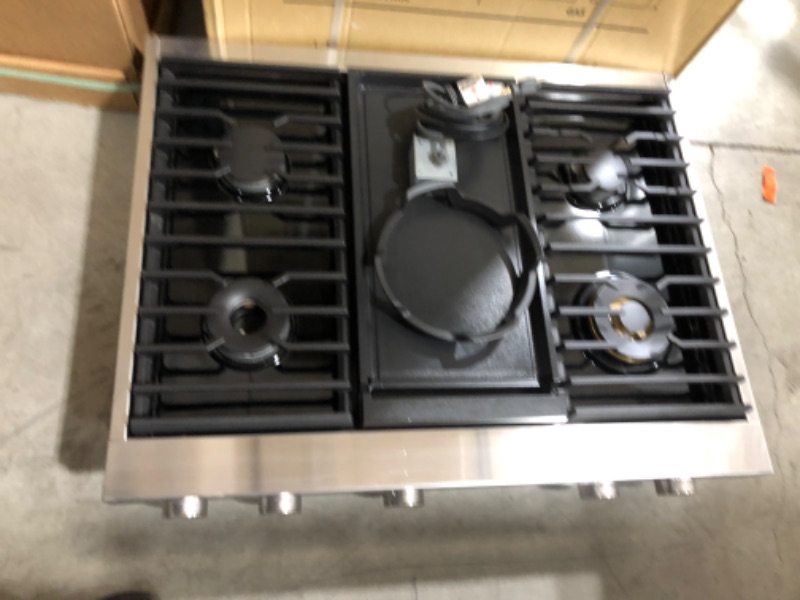 Photo 2 of 36 Inch Gas Smart Rangetop with 4 Sealed Burners, Continuous Grates, Auto Connected Hood, SimmerSear™ Burners, Permaflame™, Illumina™ Knobs, and Electric Griddle: Stainless Steel, Natural Gas

