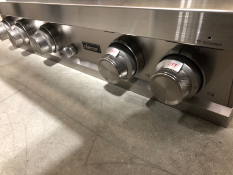 Photo 4 of 36 Inch Gas Smart Rangetop with 4 Sealed Burners, Continuous Grates, Auto Connected Hood, SimmerSear™ Burners, Permaflame™, Illumina™ Knobs, and Electric Griddle: Stainless Steel, Natural Gas
