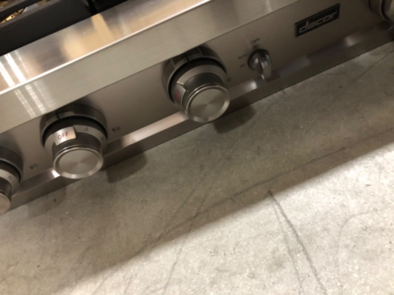 Photo 5 of 36 Inch Gas Smart Rangetop with 4 Sealed Burners, Continuous Grates, Auto Connected Hood, SimmerSear™ Burners, Permaflame™, Illumina™ Knobs, and Electric Griddle: Stainless Steel, Natural Gas
