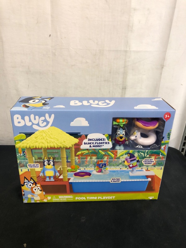 Photo 2 of Bluey Pool Playset and Figure, 2.5-3 inch Articulated Figure and Accessories
