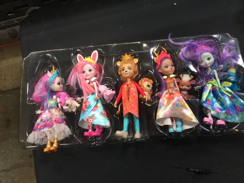 Photo 3 of Royal Enchantimals Multipack with 5 Dolls (6-in/15.2-cm) and 5 Animal Figures, Includes Patter Peacock, Bree Bunny, Ambrose Unicorn, and More, Great Gift for Kids Ages 3-8
(1 doll has a broken head) 