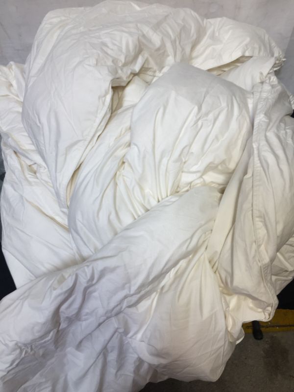 Photo 2 of APSMILE WHITE COMFORTER 90 X 90