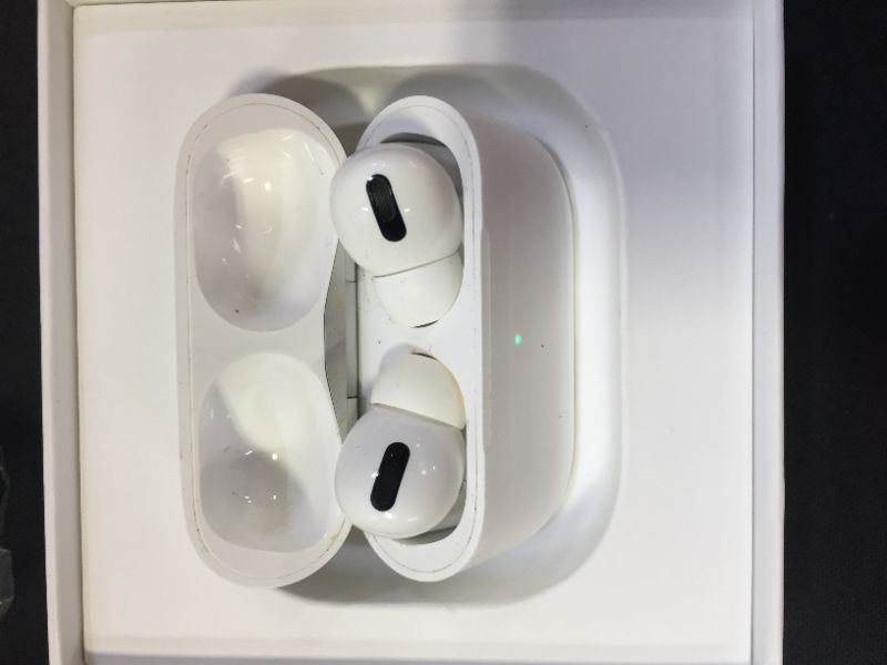 Photo 3 of Apple AirPods Pro
