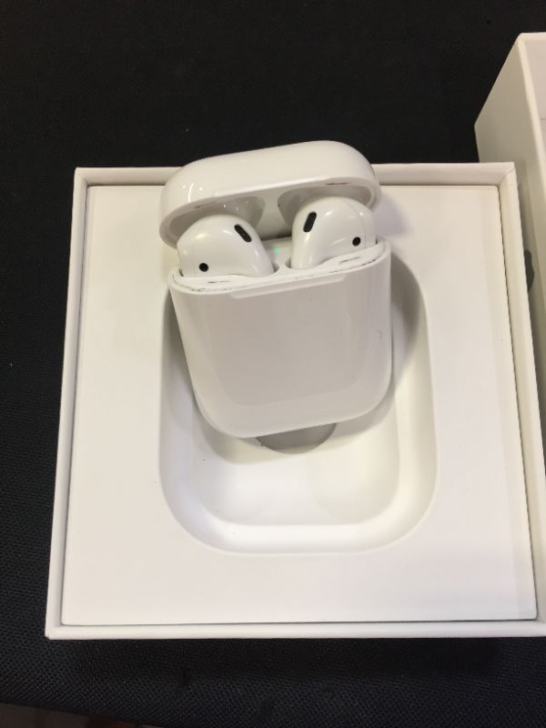 Photo 3 of Apple AirPods (2nd Generation)
