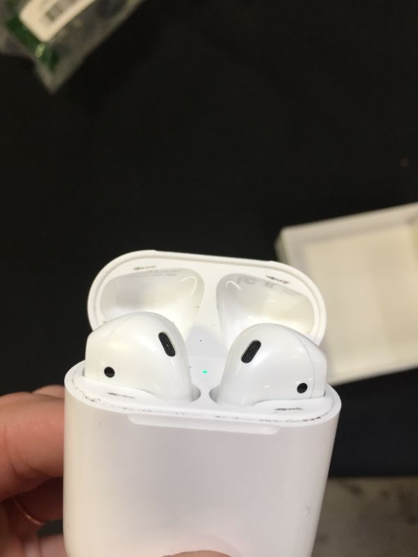 Photo 4 of Apple AirPods (2nd Generation)
