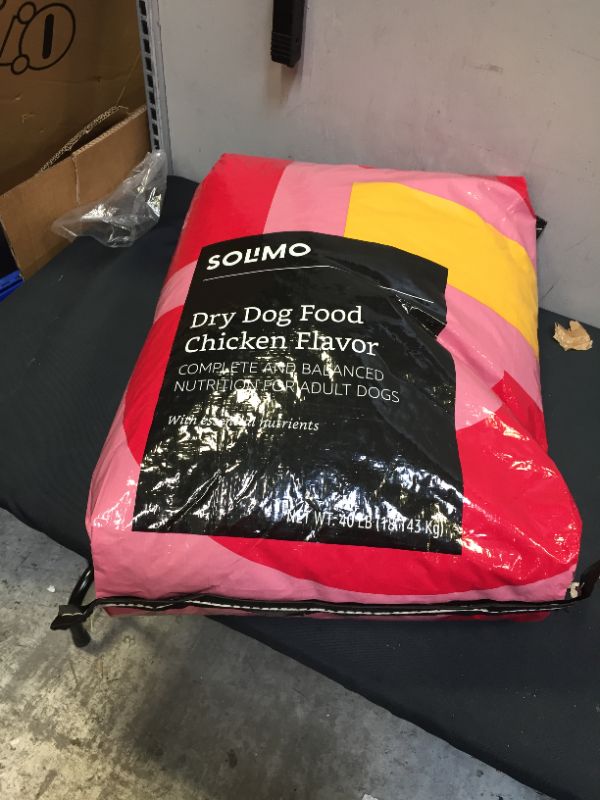 Photo 2 of Amazon Brand - Solimo Basic Dry Dog Food with Grains (Chicken or Beef Flavor)
(EXP 02-2022)
