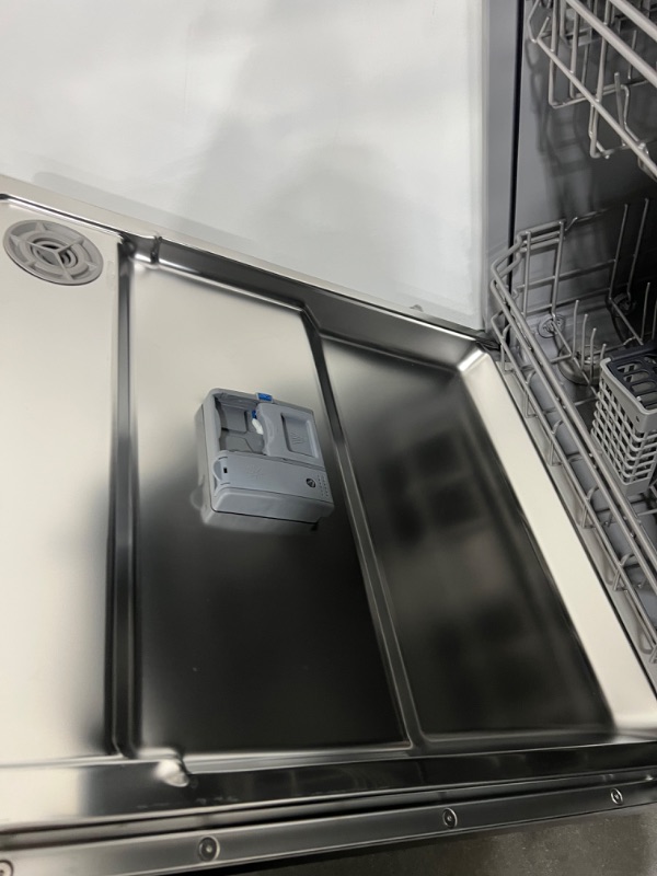 Photo 4 of Digital Touch Control 55 dBA Dishwasher in Stainless Steel
- leaks when in use