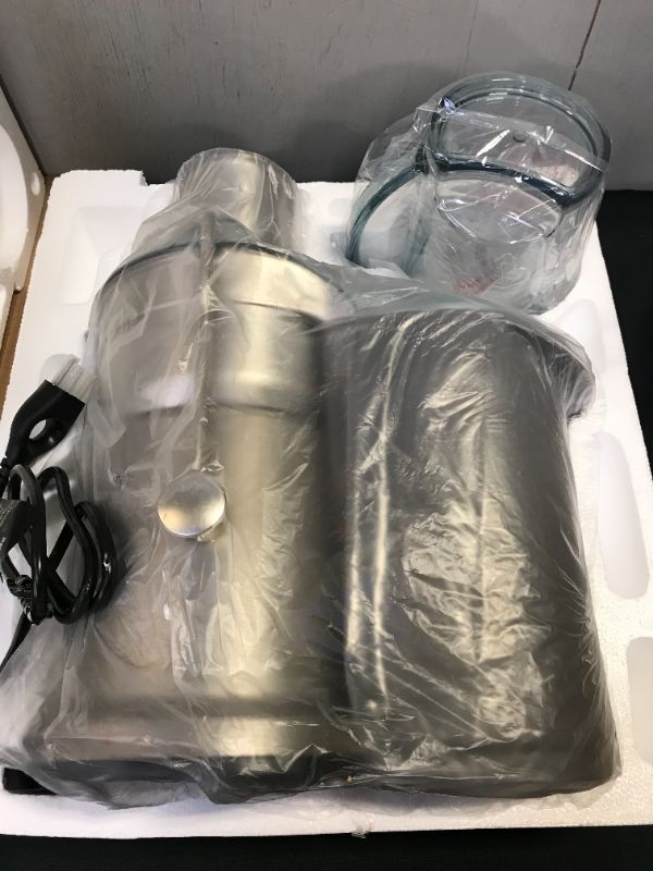 Photo 1 of Breville 800JEXL Juice Fountain Elite Centrifugal Juicer, Brushed Stainless Steel ---- powers on unable to fully test 
