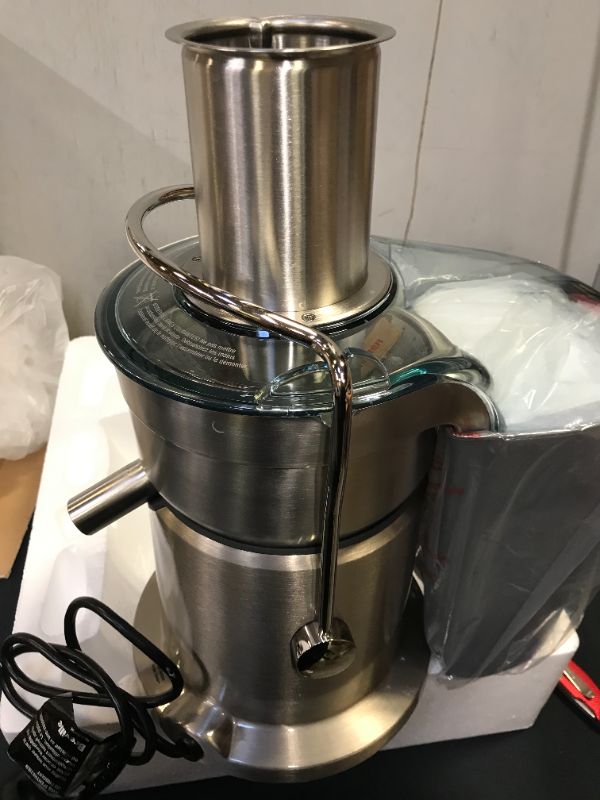 Photo 1 of Breville 800JEXL Juice Fountain Elite Centrifugal Juicer, Brushed Stainless Steel ---- powers on unable to fully test 
