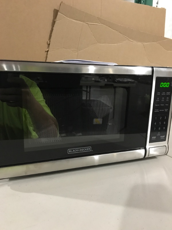 Photo 2 of (FOR PARTS) black+decker em720cb7 digital microwave oven with turntable push-button door,child safety lock,700w, stainless steel, 0.7 cu.ft