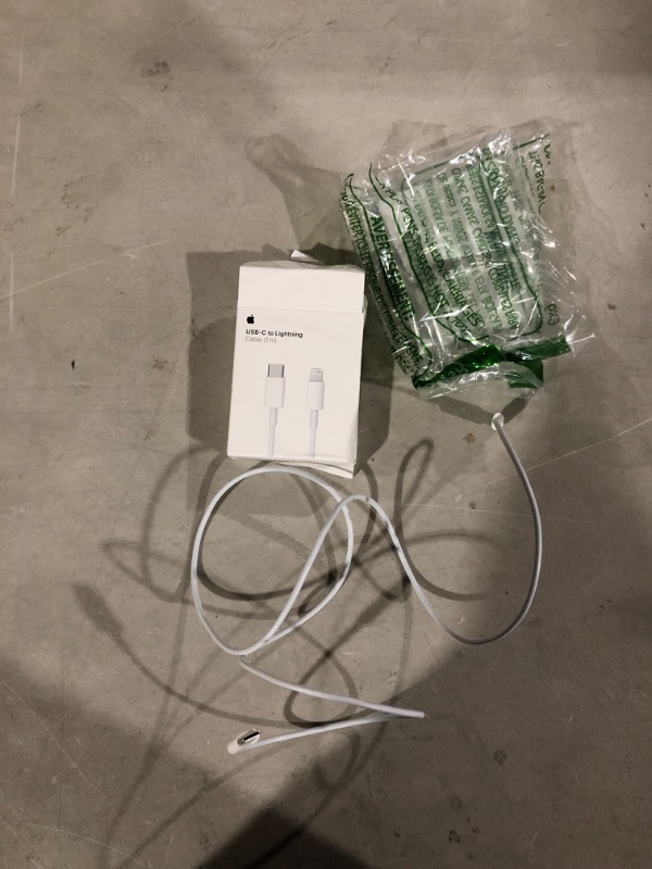 Photo 2 of Apple USB-C to Lightning Cable (1 m) 1m