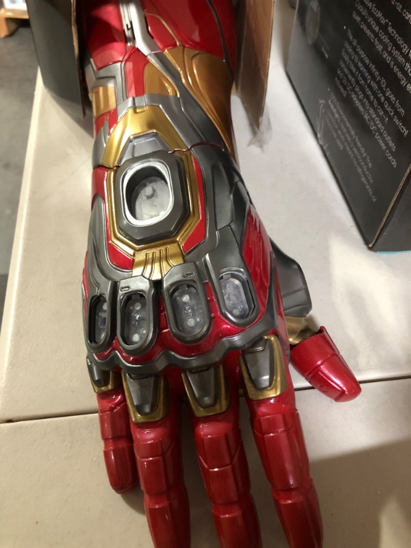 Photo 3 of Hasbro F0196,Marvel Legends Series Iron Man Nano-handschoen elektronische vuist met scharnierpunten,Multi kleuren Standard