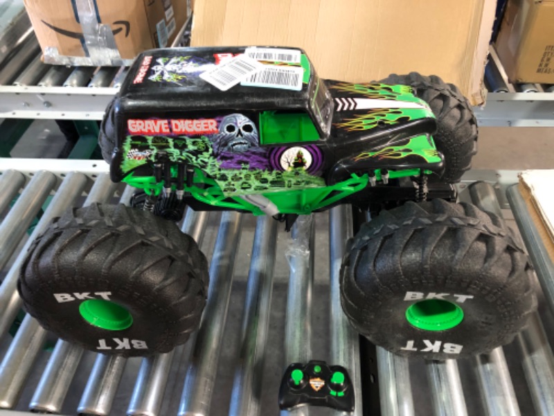 Photo 4 of [DAMAGE] Monster Jam Grave Digger Remote Control Monster Truck Toy