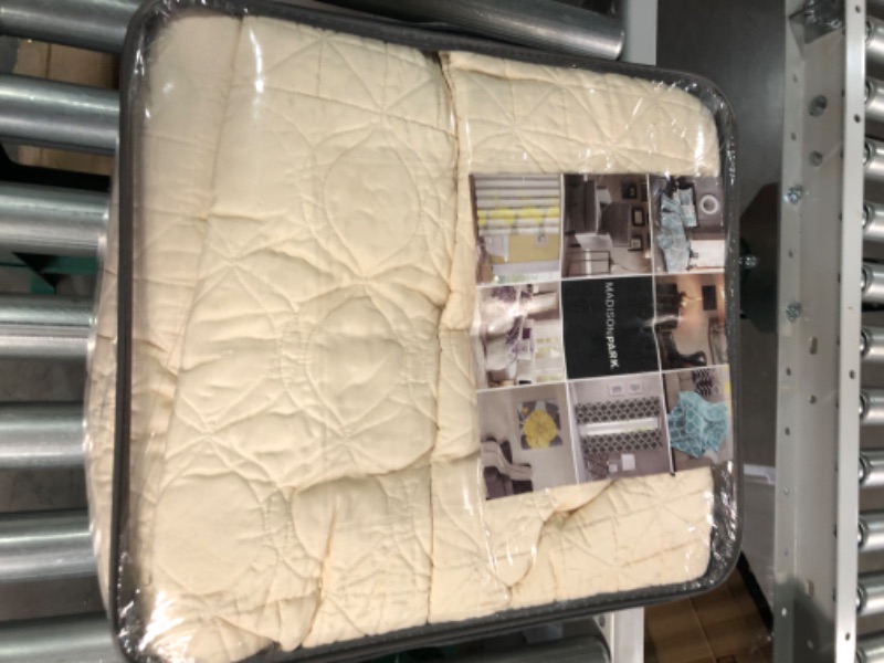 Photo 2 of [USED] Madison Park Linnette Reversible Quilt Set King(104"x94")