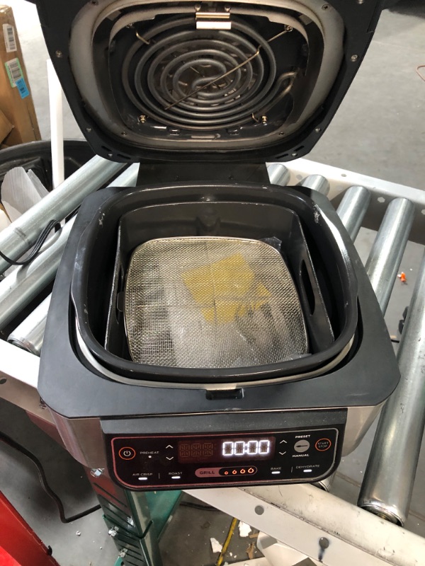 Photo 5 of * USED * NINJA Foodi LG450 5-in-1, 4-qt. Air Fryer, Roast, Bake, Dehydrate Indoor Electric Grill 