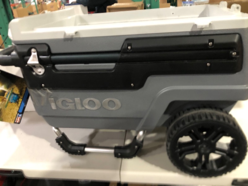 Photo 3 of "FOR PARTS ONLY" Igloo 70 Qt Premium Trailmate Wheeled Rolling Cooler
Lid missing- Wheel not mounted properly
