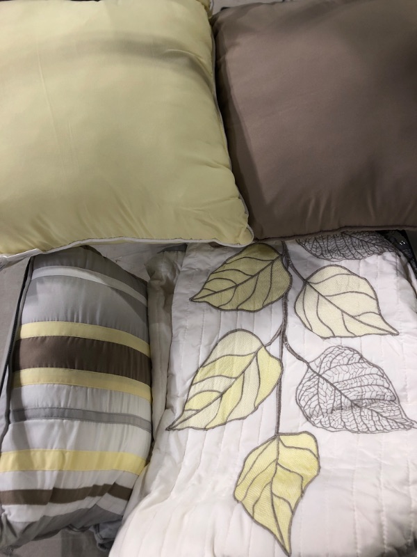 Photo 2 of Madison Park Caelie Quilt Modern Classic Design All Season, Breathable Coverlet Lightweight Bedding Set, Matching Shams, Decorative Pillow, Full/Queen(90"x90"), Leaf Yellow 6 Piece Leaf Yellow Full/Queen (90 in x 90 in)