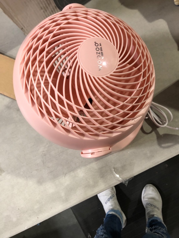 Photo 3 of *** PARTS ONLY *** NON FUNCTIONAL ***
IRIS USA WOOZOO Air Circulator Fan, Vortex Fan, Desk Fan, Portable Fan, 3 Speed Settings, 360 Tilting Head, 52ft Max Air Distance, Large, Pink Pink Large 90° Tilt N/Oscillating