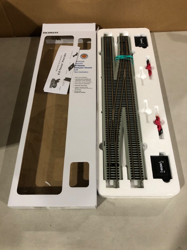 Photo 2 of Bachmann Trains - Snap-Fit E-Z TRACK #6 REMOTE CROSSOVER TURNOUT - LEFT (1/box) - NICKEL SILVER Rail With Gray Roadbed - HO Scale.
* Open box, possible missing parts, see pic. No other visible damage. Unable to test. *