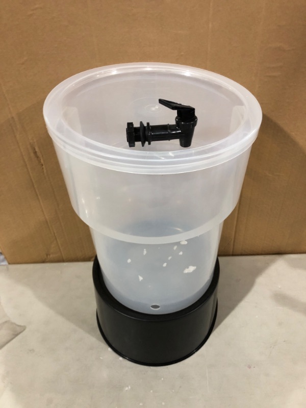 Photo 3 of CFS 222903 Polypropylene Round Beverage Dispenser with Base, 5 gal. Capacity, 12-3/8" Dia. x 21-1/2" H, Black Base 5 Gallon Black Base.
* Used, No visible damage or defect on product. * (Stock photo for reference)