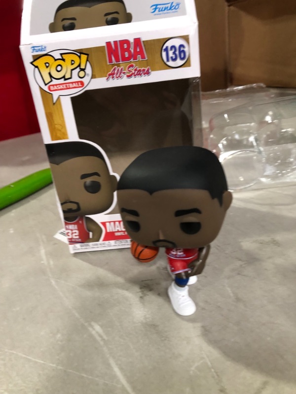 Photo 2 of Magic J?o?h?n?s?o?n (Target Con 2022 Exc): P?o?p?! Basketball Vinyl Figurine Bundle with 1 Compatible 'ToysDiva' Graphic Protector (136 - 60849 - B)