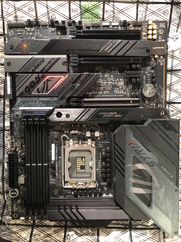 Photo 4 of ASUS ROG Strix Z790-E Gaming WiFi 6E LGA 1700(Intel® 12th&13th Gen) ATX Gaming Motherboard(PCIe 5.0, DDR5,18+1 Power Stages,2.5 Gb LAN,Thunderbolt 4,5xM.2, 1xPCIe 5.0 M.2,Front Panel USB 3.2 Port)